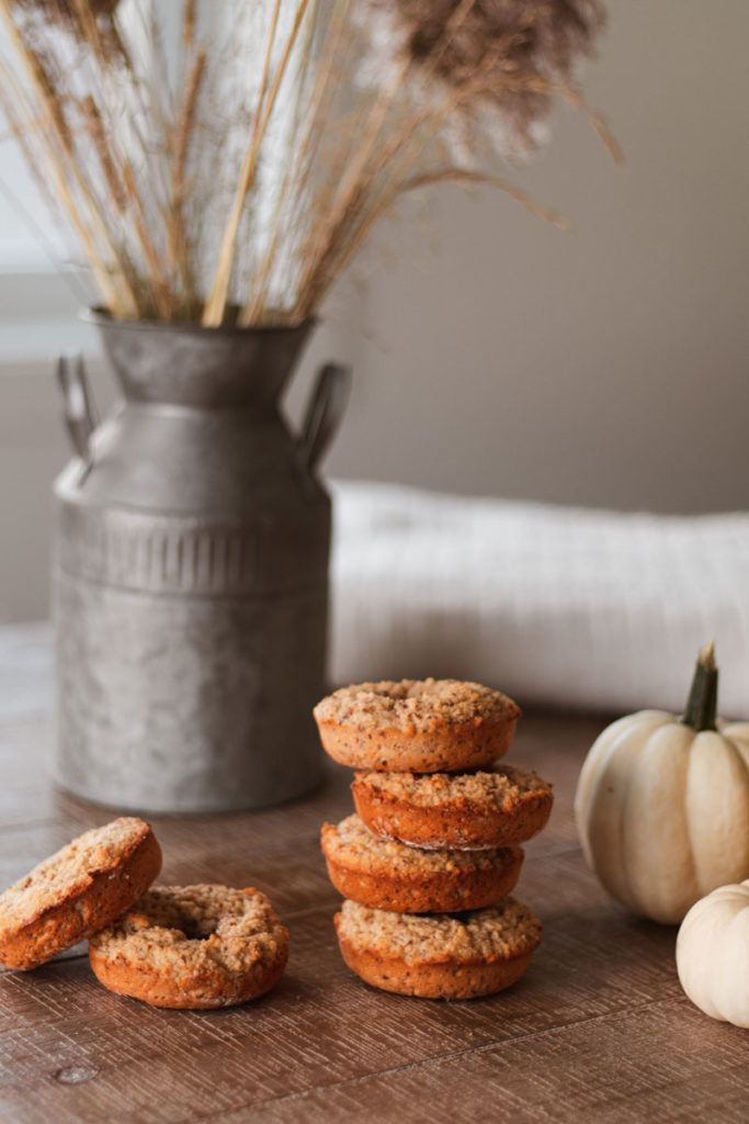 Recette beignes paléo à la citrouille épicée avec glaçage au fromage à la crème vegan