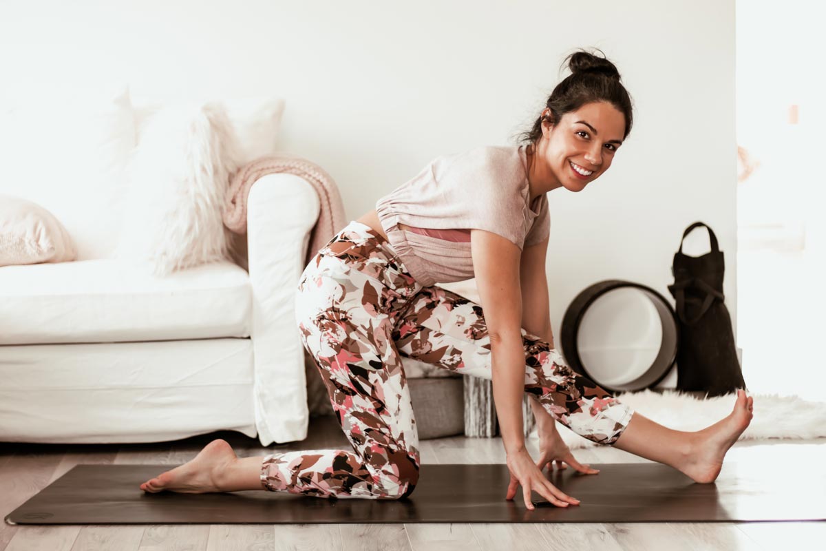 Routine de yoga pour étirer les ischio-jambiers | Namasté & Coco Latté