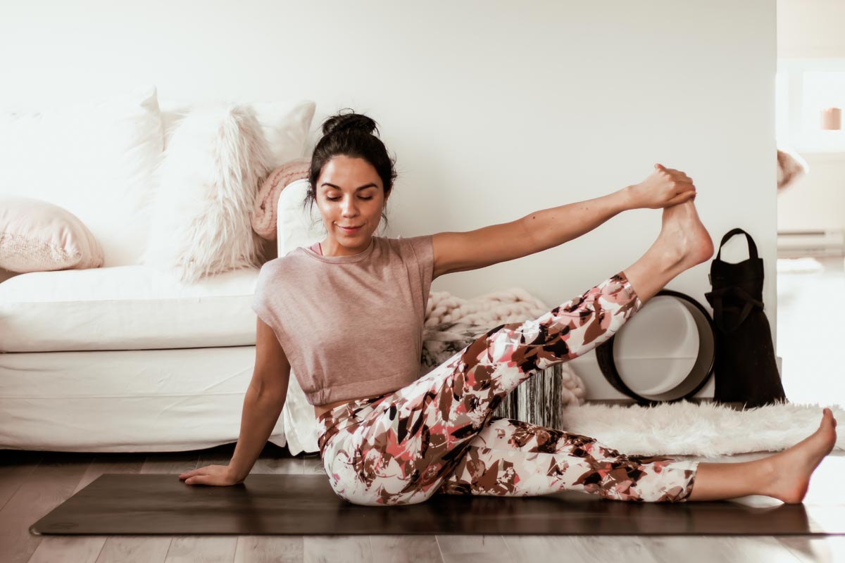 Routine de yoga pour étirer les ischio-jambiers | Namasté & Coco Latté