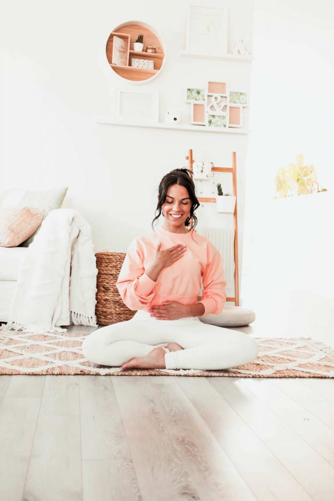 Séance de yoga restauratif pour soulager l’intestin irritable | Namasté & Coco Latté