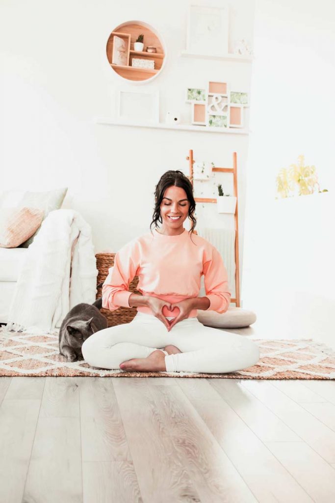 Séance de yoga restauratif pour soulager l’intestin irritable | Namasté & Coco Latté