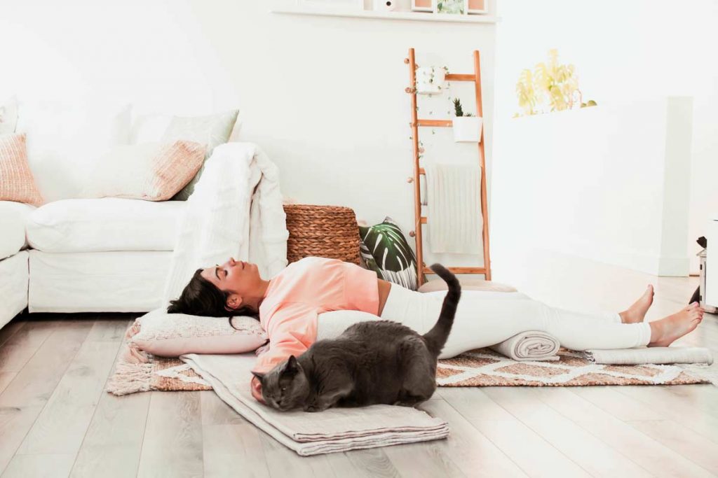 Séance de yoga restauratif pour soulager l’intestin irritable | Namasté & Coco Latté