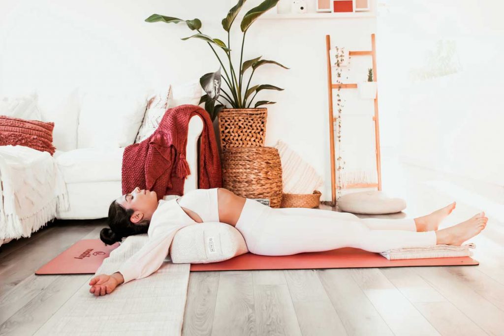 Yoga restauratif pour le burnout | studio.namastecocolatte.com