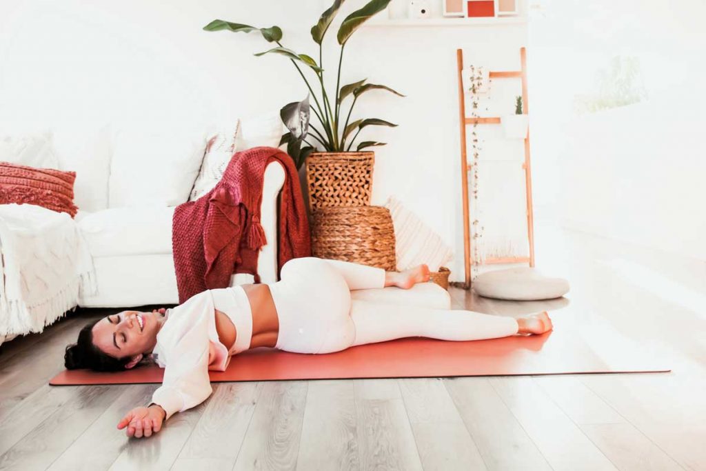 Yoga restauratif pour le burnout | studio.namastecocolatte.com