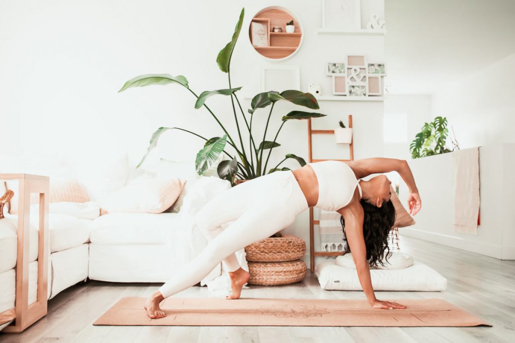 Survivre à la rentrée grâce au yoga | studio.namastecocolatte.com